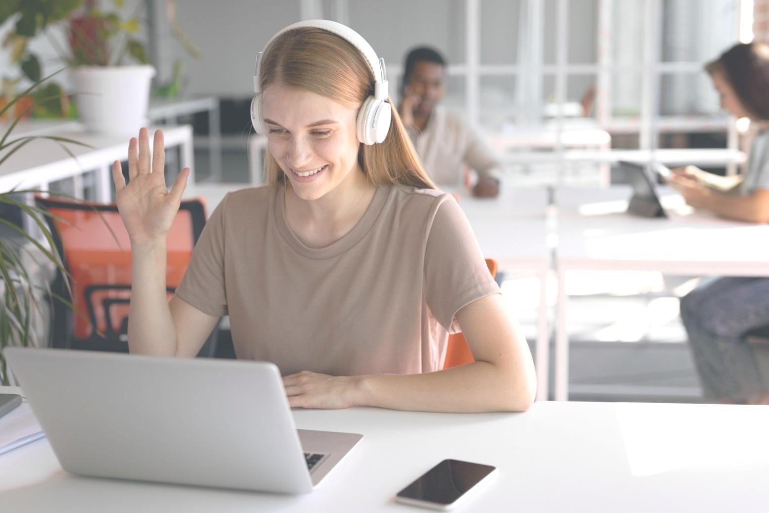 Интерфейс аналитической платформы с графиками и метриками репутации